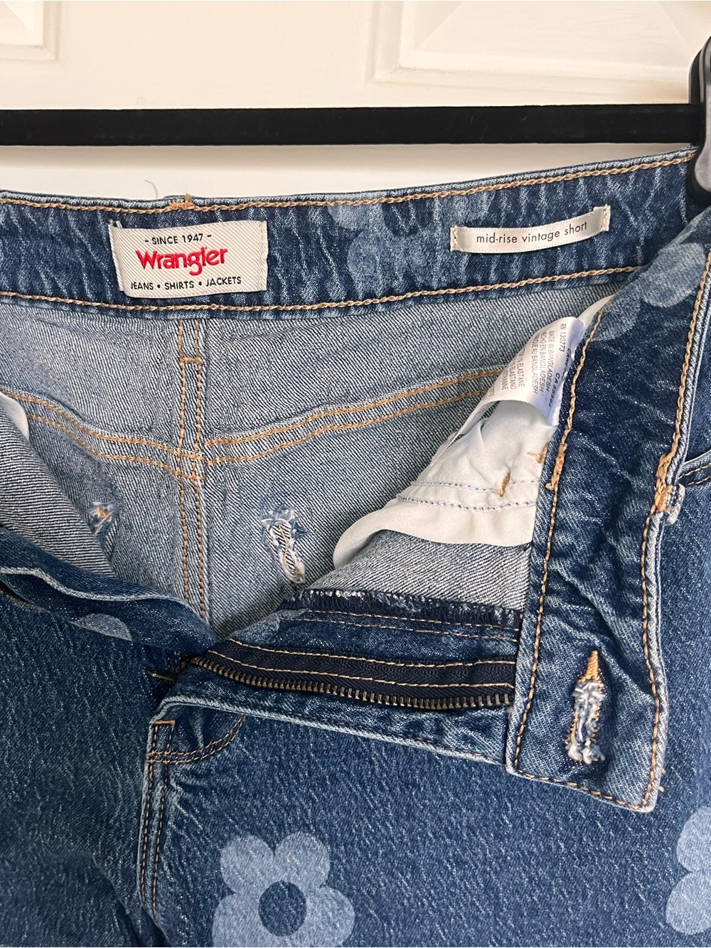 Wrangler mid-rise vintage Floral Denim Shorts - Picture 8 of 14